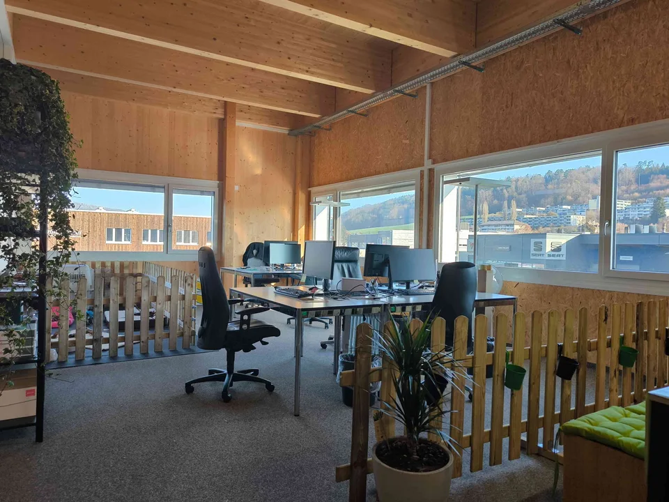 Helles, offenes Büro mit Raumgestaltungsmöglichkeiten