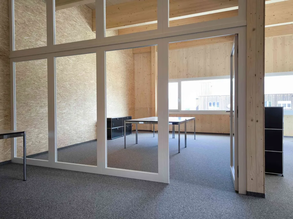 Helles, offenes Büro mit Raumgestaltungsmöglichkeiten