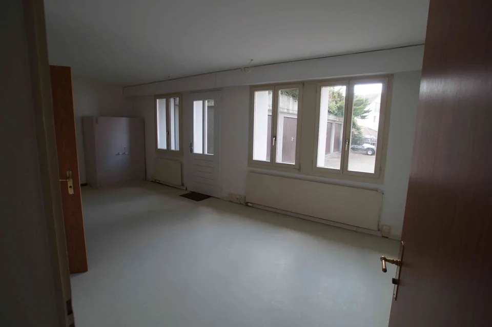 GESCHÄFTSHAUS an guter Lage in Muri - 11 Büroräume (3 gross) - mit PP