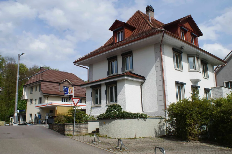 GESCHÄFTSHAUS an guter Lage in Muri - 11 Büroräume (3 gross) - mit PP