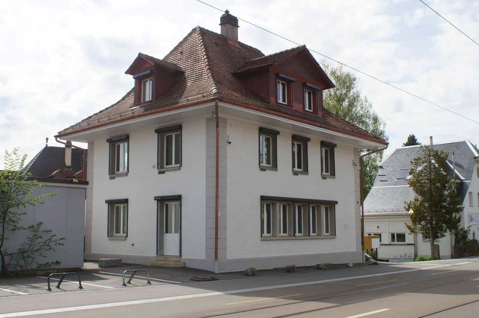 GESCHÄFTSHAUS an guter Lage in Muri - 11 Büroräume (3 gross) - mit PP