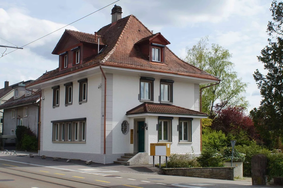 GESCHÄFTSHAUS an guter Lage in Muri - 11 Büroräume (3 gross) - mit PP