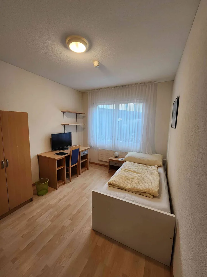 Studio möbliert mit Dusche / WC und Gratis Wlan
