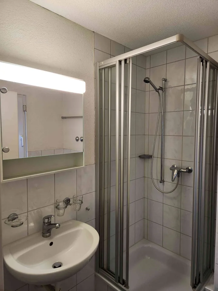 Studio möbliert mit Dusche / WC und Gratis Wlan