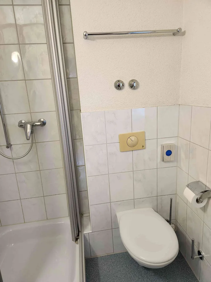 Studio möbliert mit Dusche / WC und Gratis Wlan
