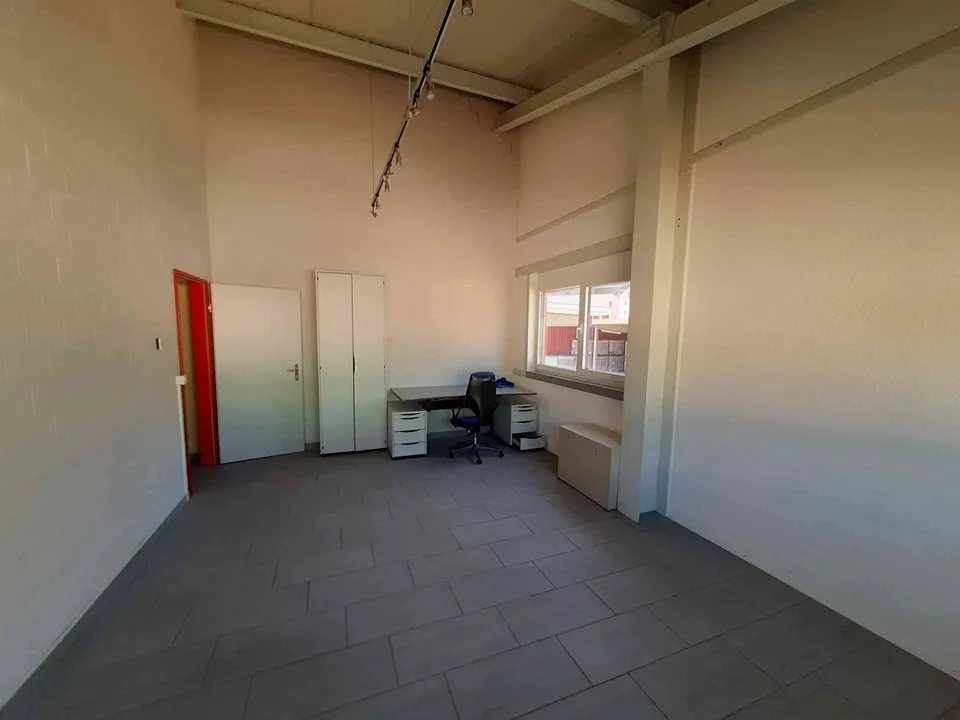 Räume zu vermieten – ideal für Büro, Atelier oder leichtes Gewerbe