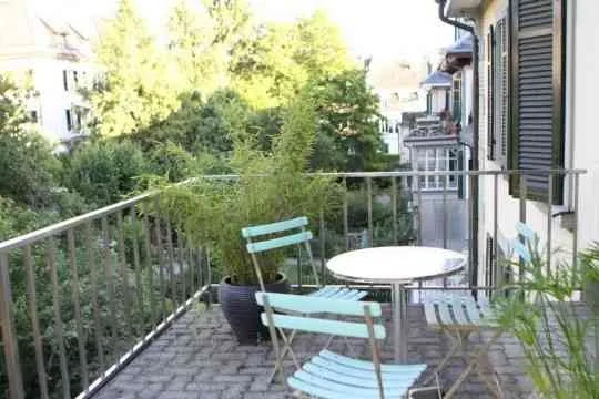 Heller Praxisraum/Büro (40%) Altbau, stadtnah, im Grünen, ruhig