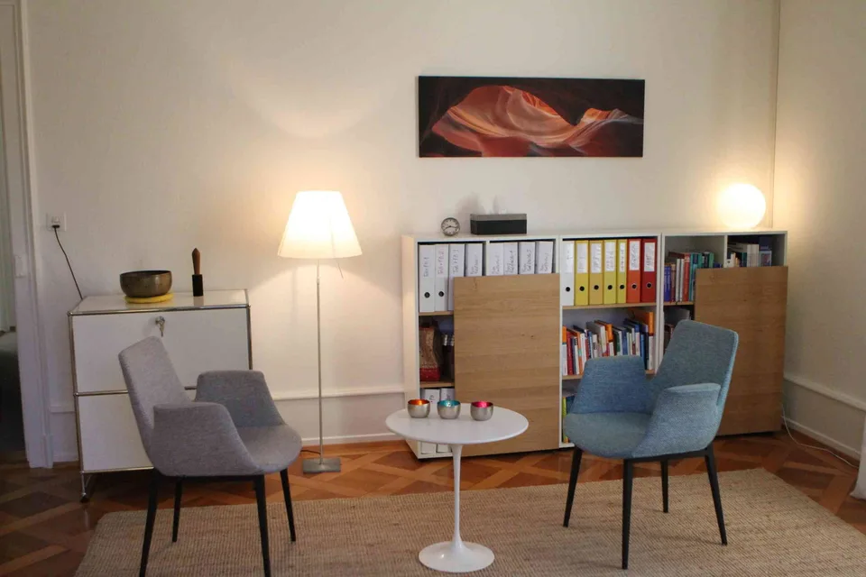 Heller Praxisraum/Büro (40%) Altbau, stadtnah, im Grünen, ruhig