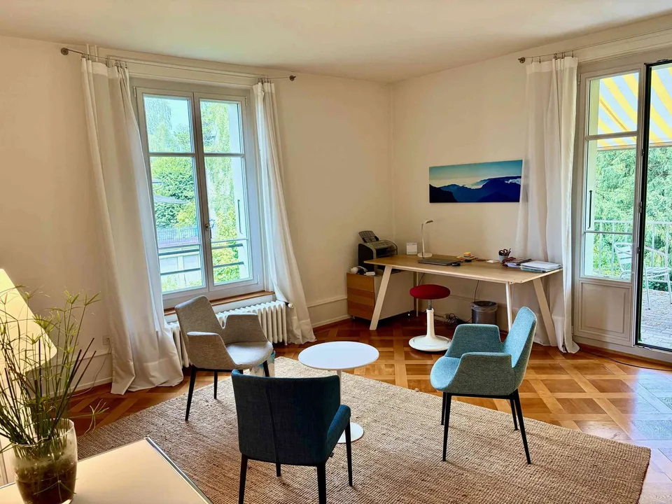 Heller Praxisraum/Büro (40%) Altbau, stadtnah, im Grünen, ruhig