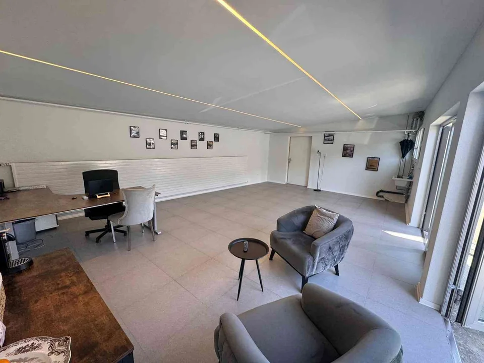 Autoverkaufsplatz / Büro / Showroom