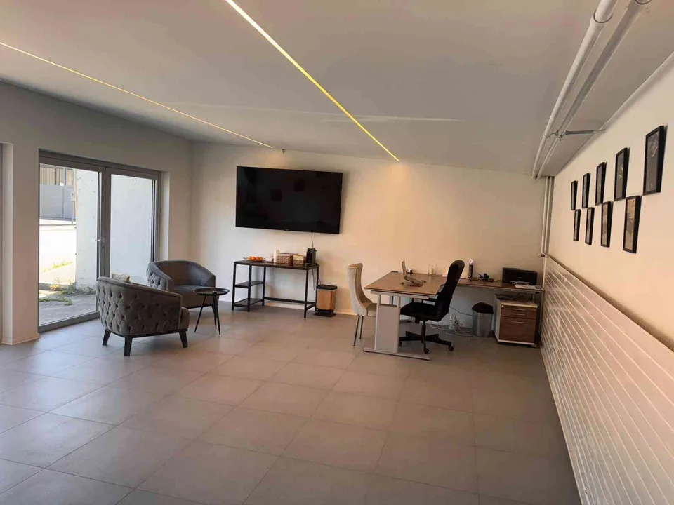 Autoverkaufsplatz / Büro / Showroom