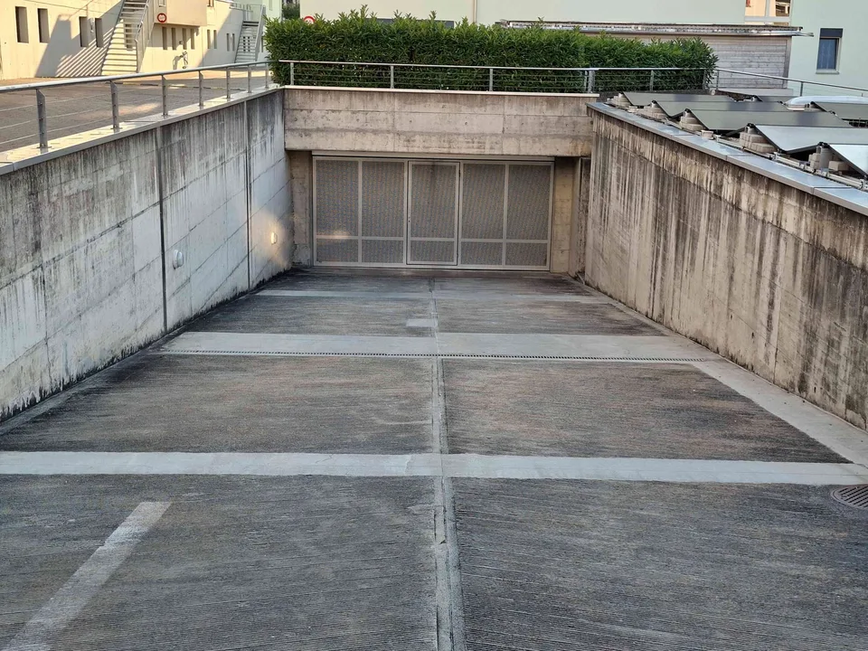 Tiefgaragenparkplatz zu vermieten