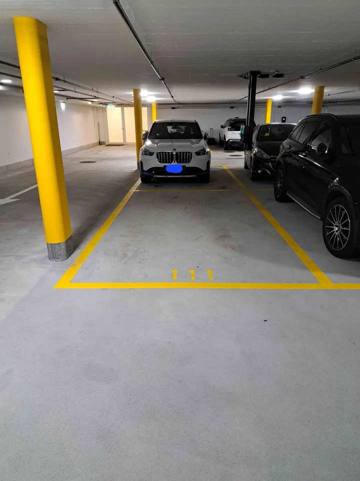 Einstellhallenplatz mit Ladestation zu vermieten – sicher, zentral und