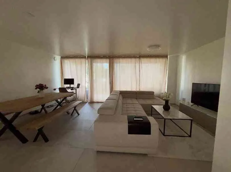 Moderne Neubau 2-Zimmer-Gewerbe-Wohnung mit Terrasse