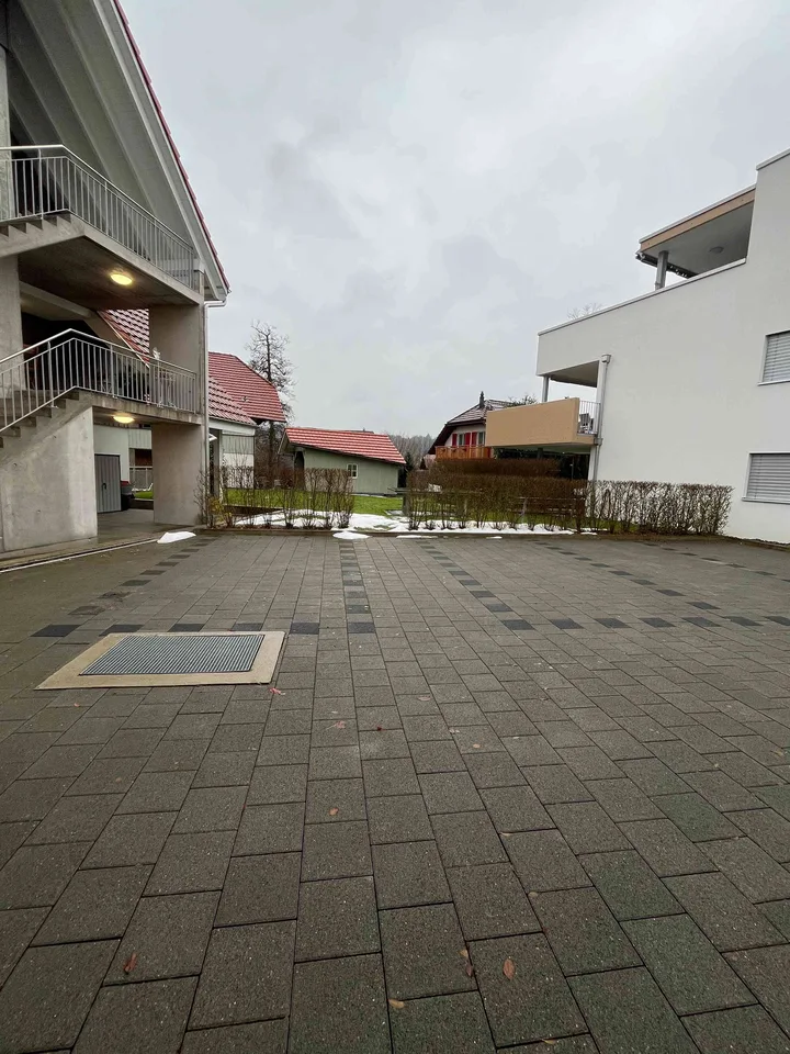 2 Grosszügige Aussenstellplätze