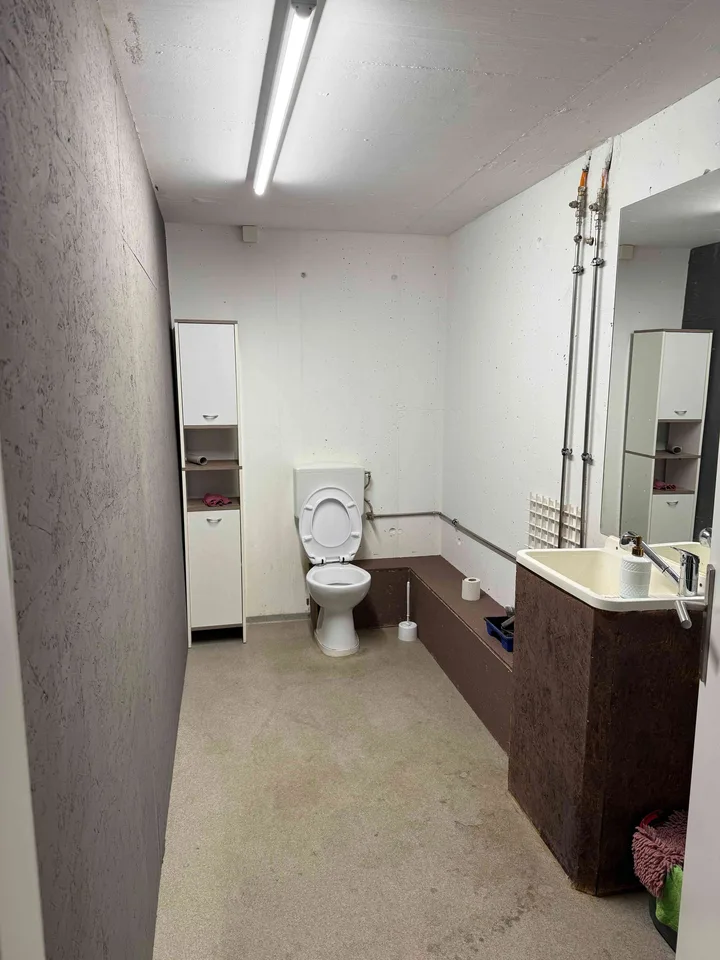 Lager mit Büro und WC