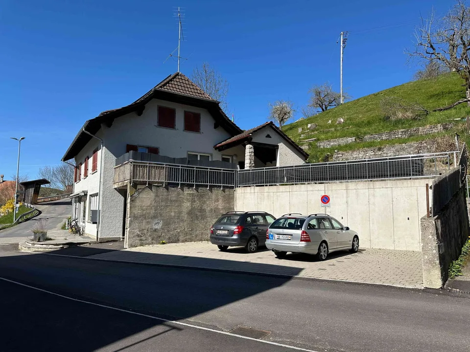 Aussen Parkplatz