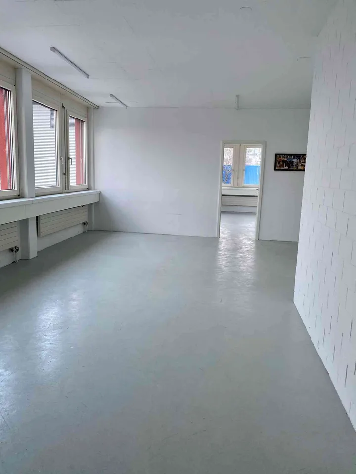 Vielseitig nutzbarer Gewerberaum, grosszügig, mit 4 Einzelräumen