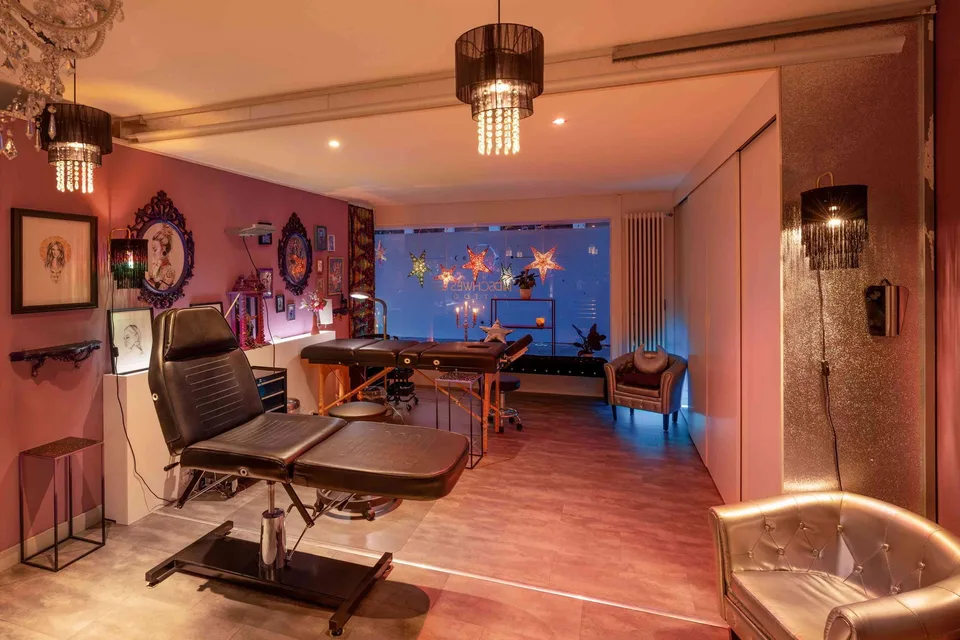 Tattoo-Arbeitsplatz im inspirierenden Frauenstudio zu vermieten