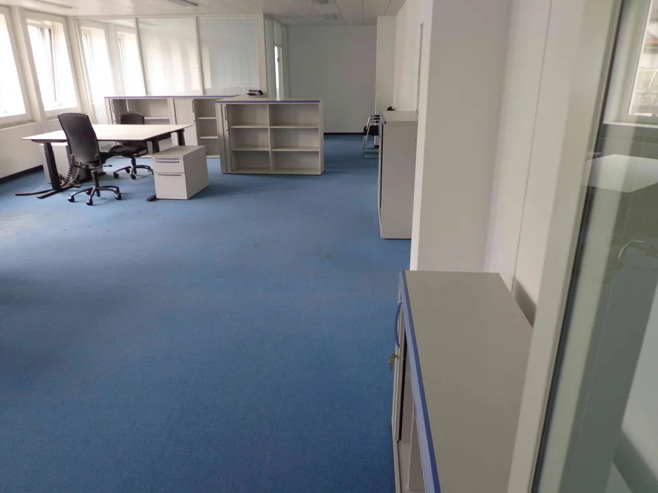 Helle Büroräume mit Glastrennwänden / inkl. Einstellhallenplatz+Keller