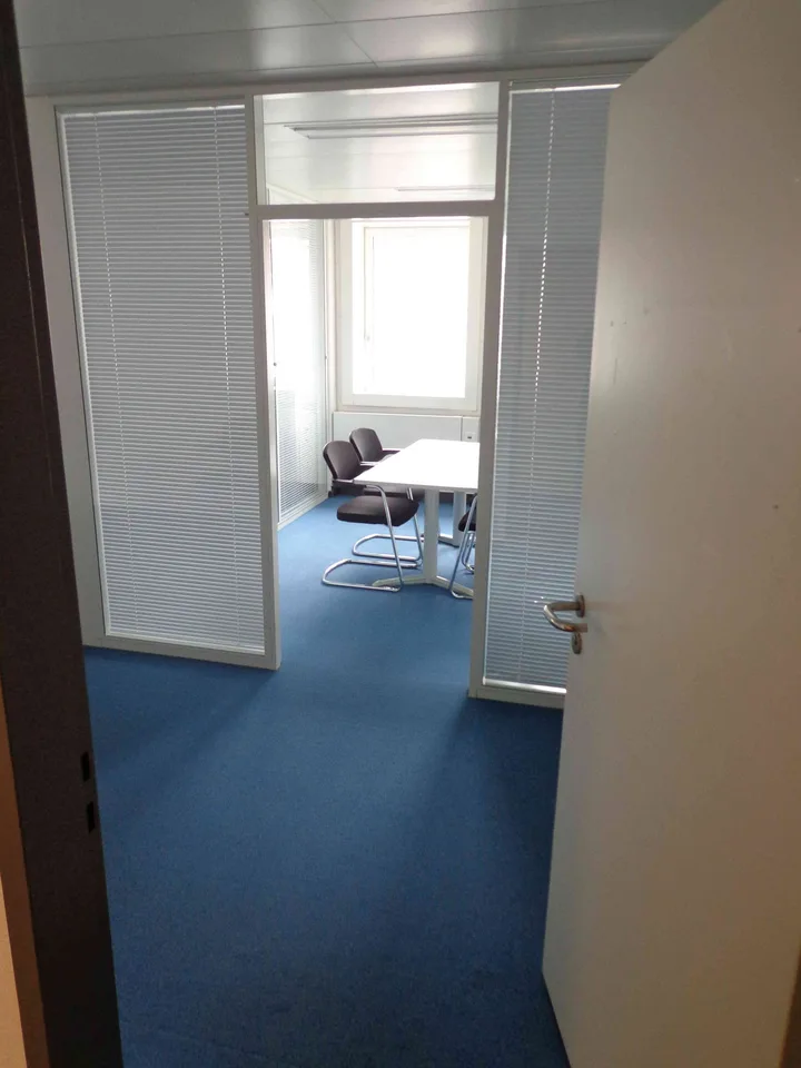 Helle Büroräume mit Glastrennwänden / inkl. Einstellhallenplatz+Keller
