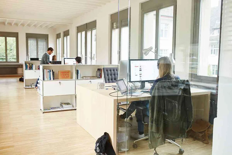 Möblierter Arbeitsplatz in inspirierender Atmosphäre