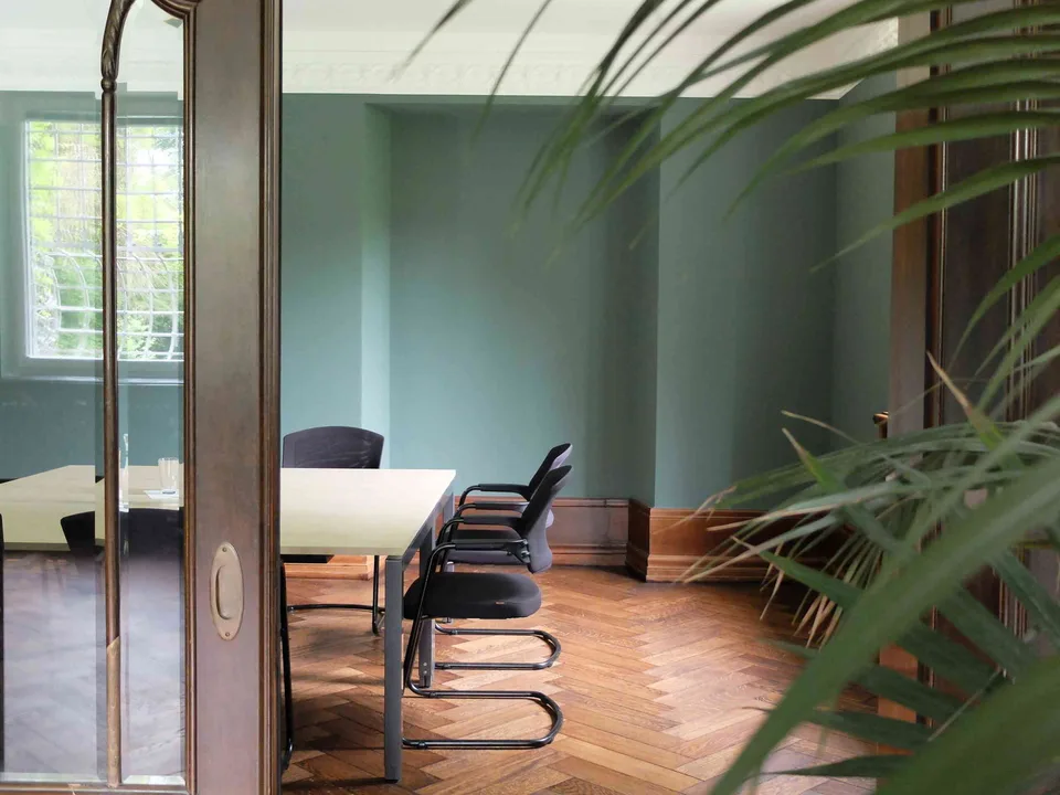 Möblierter Arbeitsplatz in inspirierender Atmosphäre