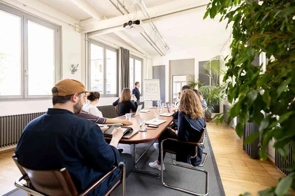 Möblierter Arbeitsplatz in inspirierender Atmosphäre