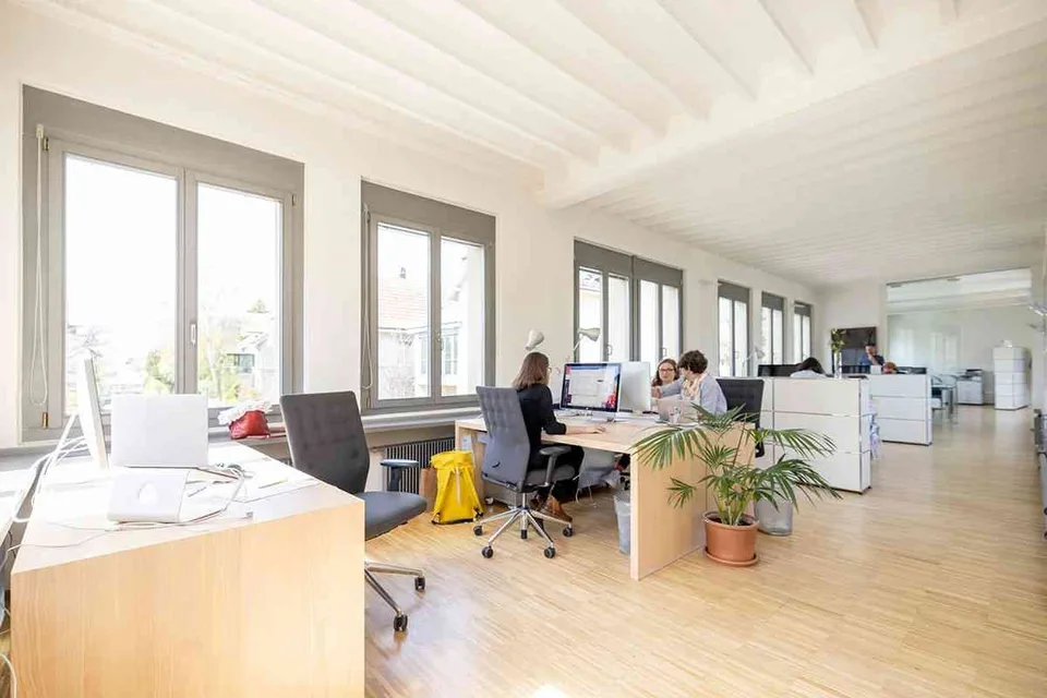 Möblierter Arbeitsplatz in inspirierender Atmosphäre