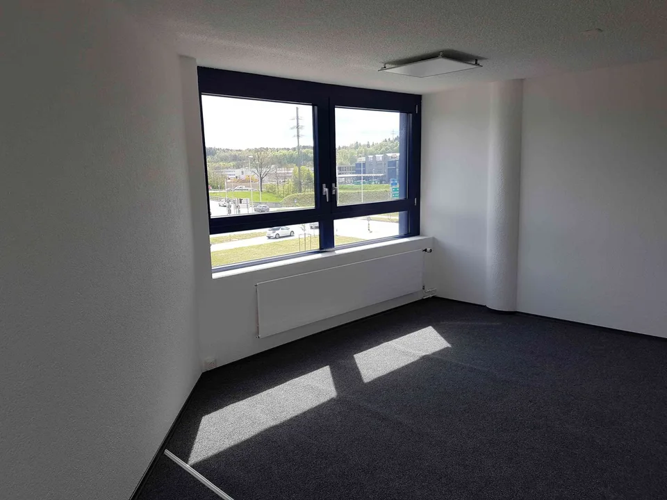 Modernes Büro mit Doppelboden IT