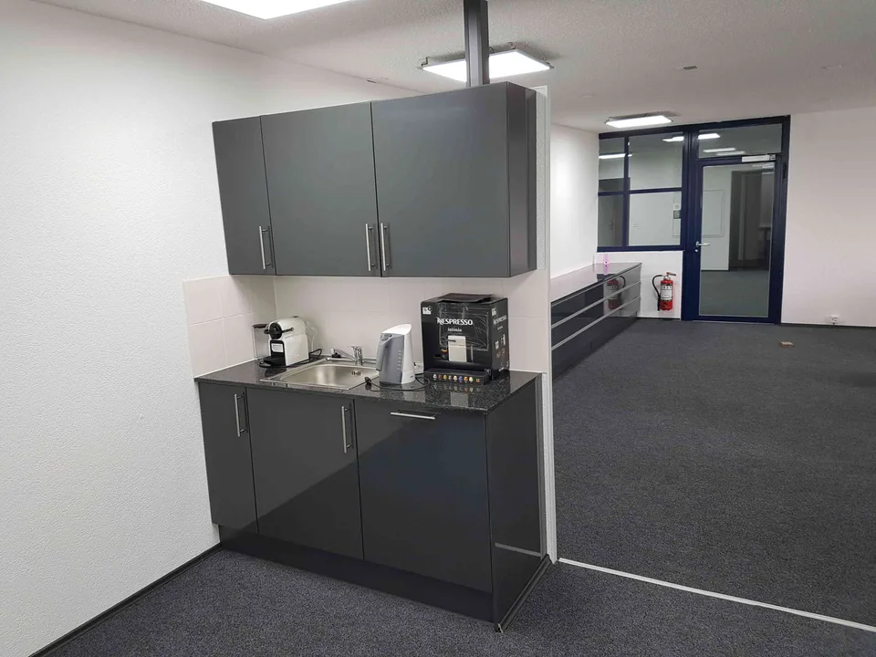 Modernes Büro mit Doppelboden IT