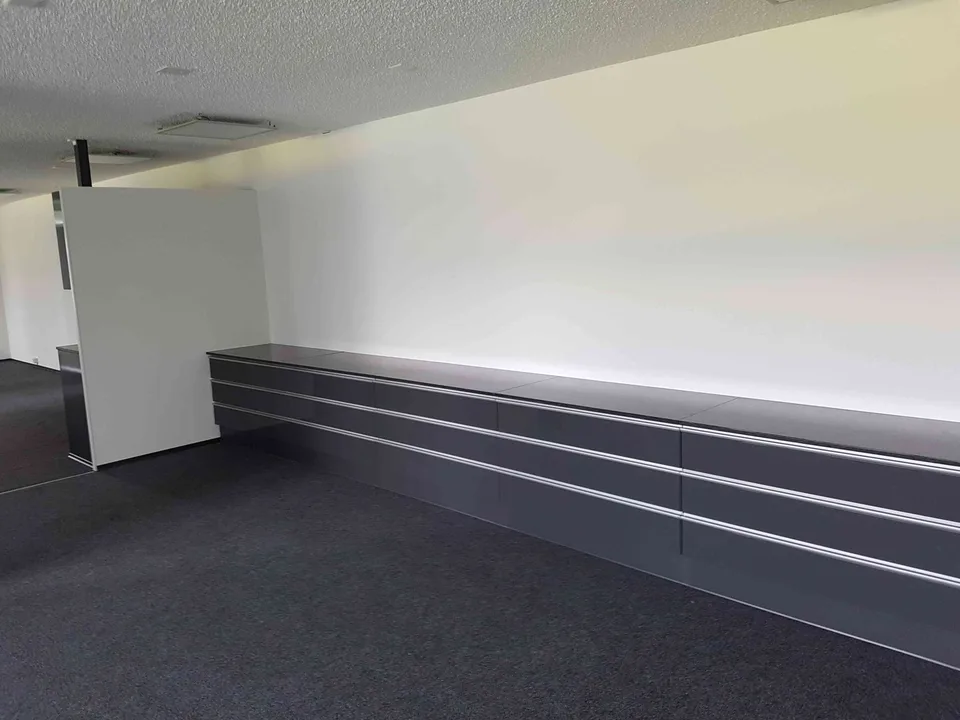 Modernes Büro mit Doppelboden IT
