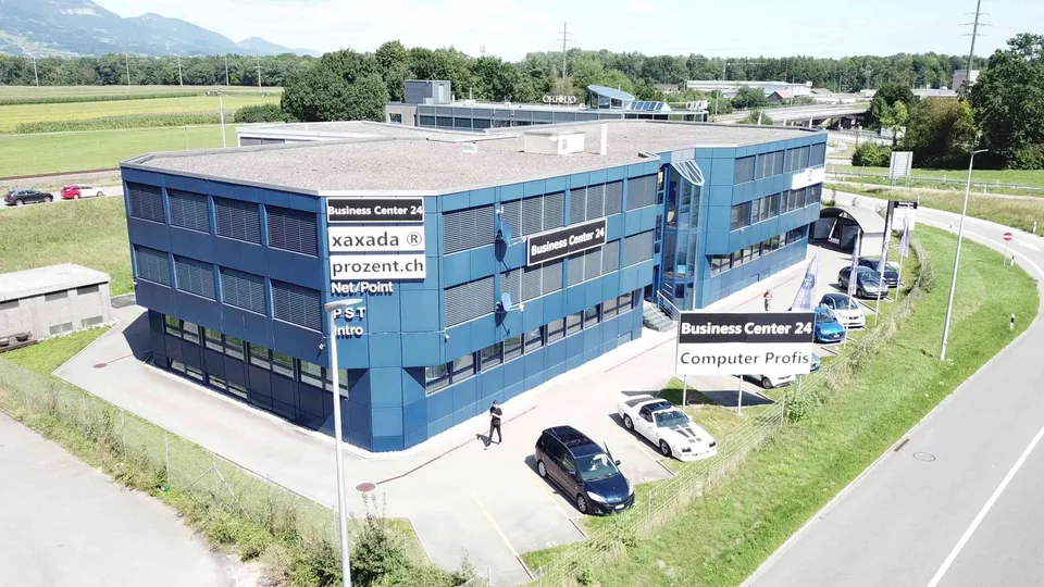 Modernes Büro mit Doppelboden IT
