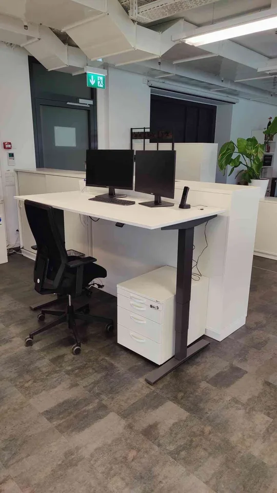 wunderschönes Eckbüro an zentraler Lage