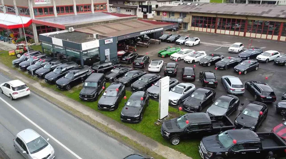 Grosser Verkaufsplatz mit Showroom und Unterdach ab sofort