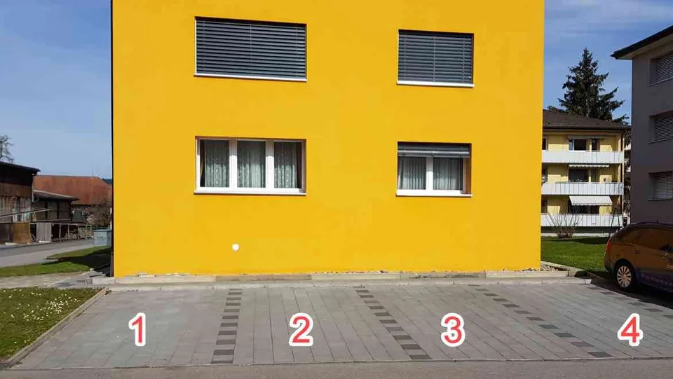 Das Auto gleich um die Ecke - Parkplatz in Gontenschwil