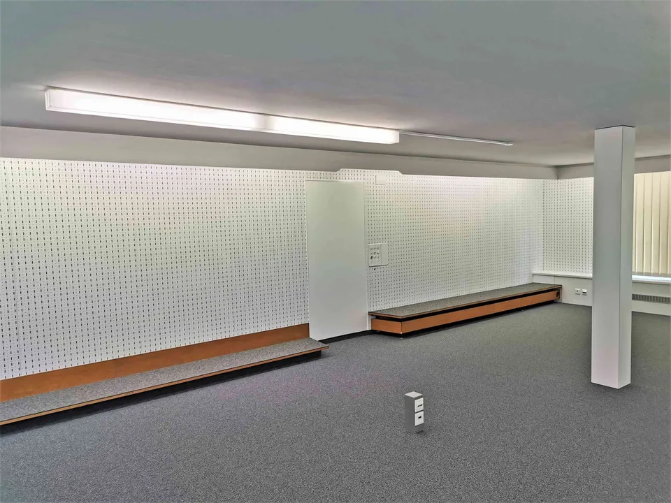 Renoviertes Büro mit WC/Lavabo im Dorfzentrum