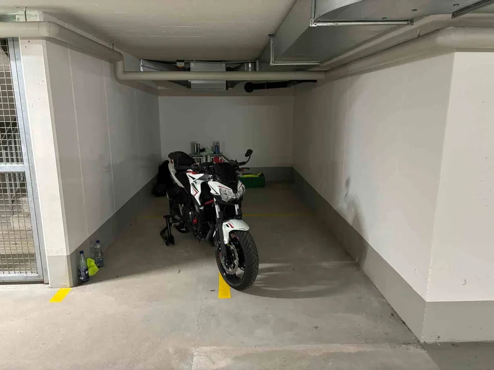 Einstellhallenplatz in Schüpfen zu vermieten!