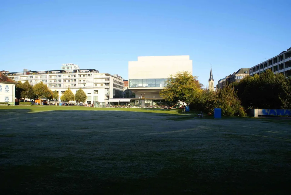 Grande Place de Parking - Gouttes d'Or