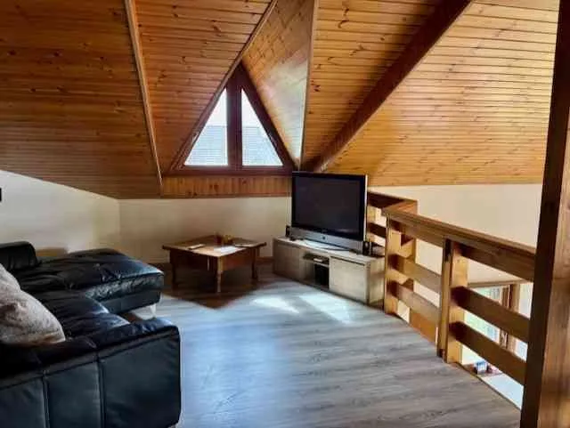 VILLA AUF GRUNDSTÜCK VON 859 M2 - MIT SICHT AUF DEN NEUENBURGERSEE