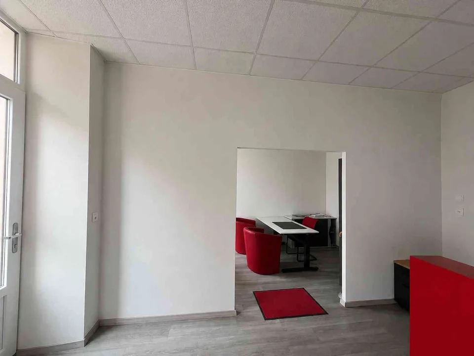 Magnifique bureau/local commercial rénové–excellente visibilité