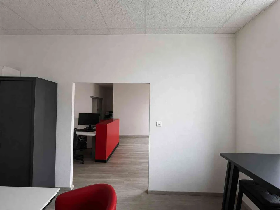 Magnifique bureau/local commercial rénové–excellente visibilité