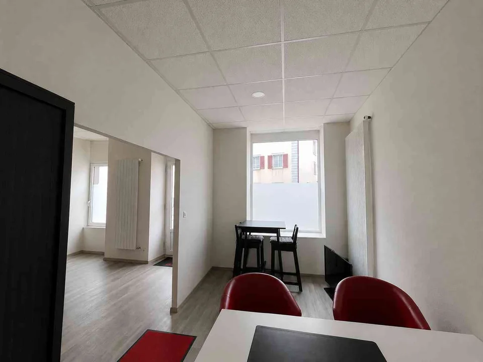 Magnifique bureau/local commercial rénové–excellente visibilité