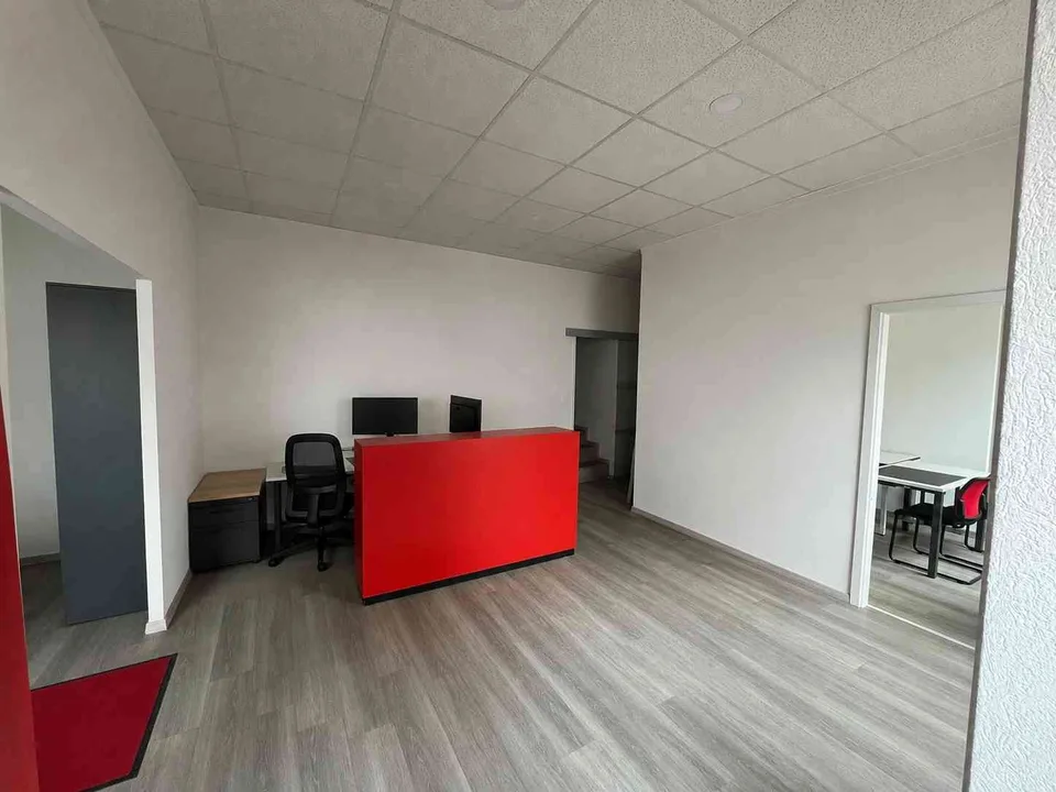 Magnifique bureau/local commercial rénové–excellente visibilité