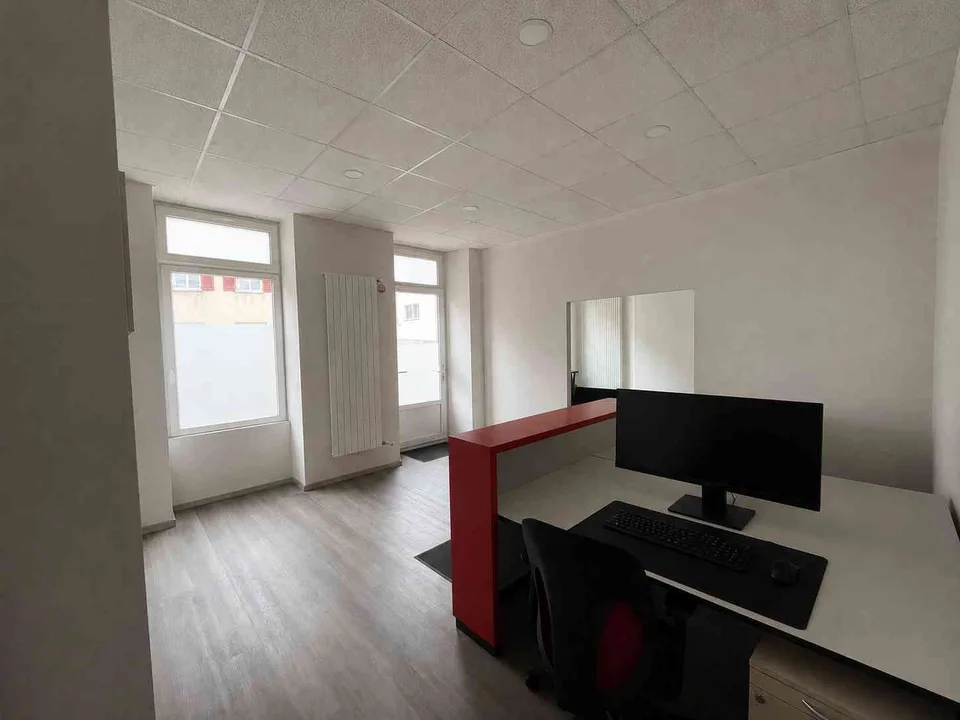 Magnifique bureau/local commercial rénové–excellente visibilité
