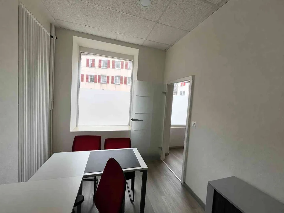 Magnifique bureau/local commercial rénové–excellente visibilité
