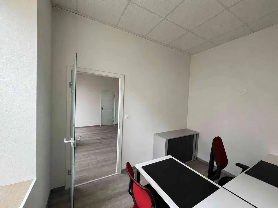 Magnifique bureau/local commercial rénové–excellente visibilité