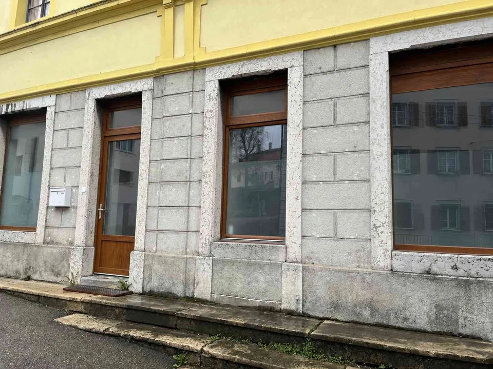 Magnifique bureau/local commercial rénové–excellente visibilité