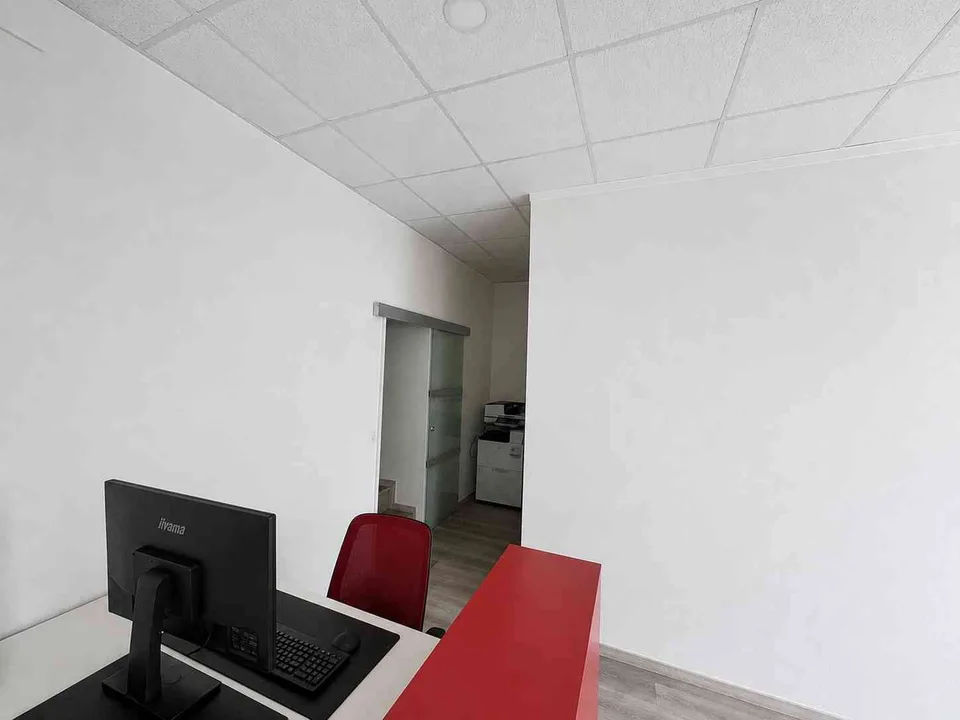 Magnifique bureau/local commercial rénové–excellente visibilité