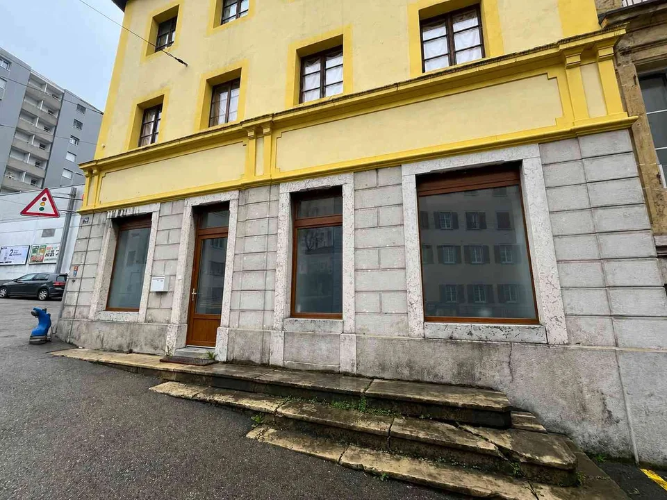 Magnifique bureau/local commercial rénové–excellente visibilité